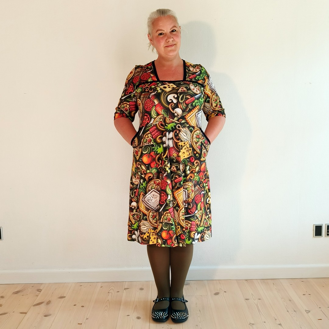 Genkei Pizza Party Kjole – Farverig retrokjole med lommer & firkantet hals