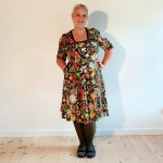 Genkei Pizza Party Kjole – Farverig retrokjole med lommer & firkantet hals