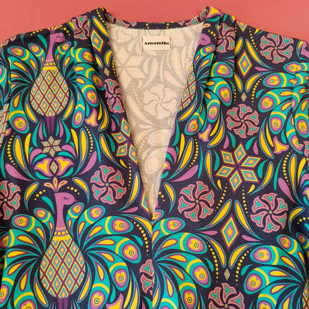 Takasaki Purple Peacock Kjole – Farverig kjole med krave & A-facon