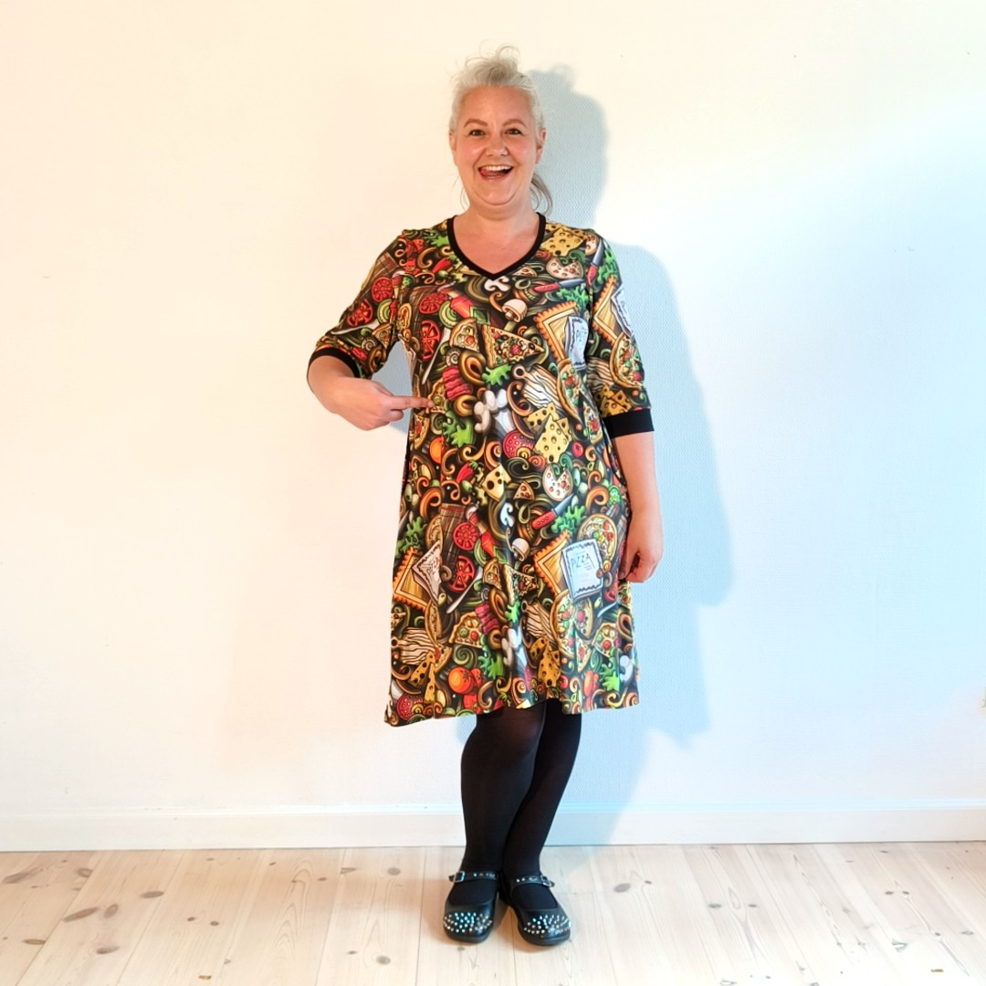 Tulla Pizza Party Kjole – Farverig retrokjole med V-udskæring & lommer