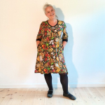 Tulla Pizza Party Kjole – Farverig retrokjole med V-udskæring & lommer