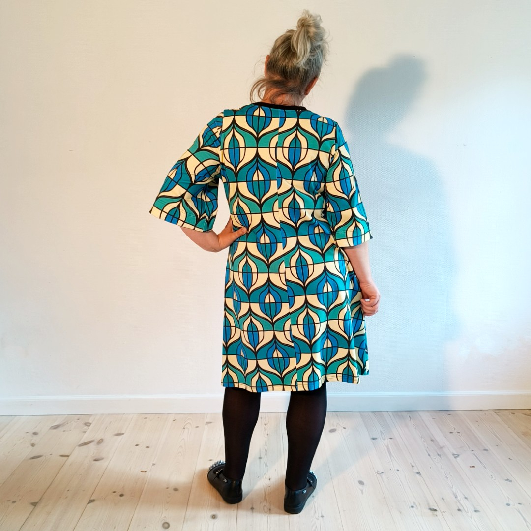Tulla Retro Blue Kjole – Grafisk retrokjole med V-udskæring & lommer