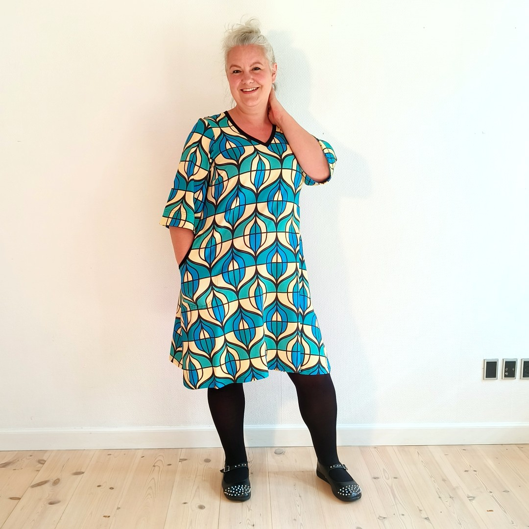 Tulla Retro Blue Kjole – Grafisk retrokjole med V-udskæring & lommer