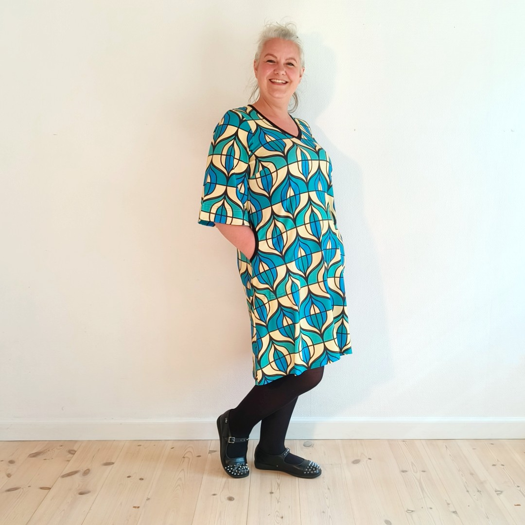 Tulla Retro Blue Kjole – Grafisk retrokjole med V-udskæring & lommer