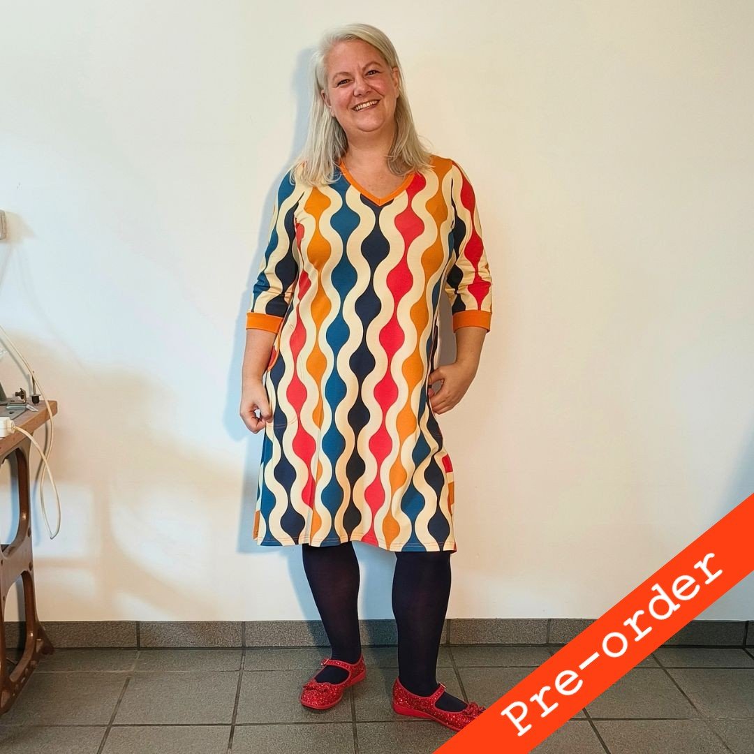 Tulla Wavy Lines Kjole – Farverig retrokjole med V-udskæring & lommer