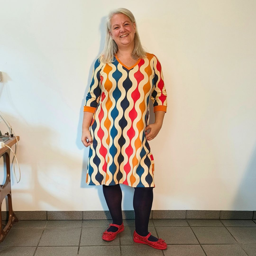 Tulla Wavy Lines Kjole – Farverig retrokjole med V-udskæring & lommer