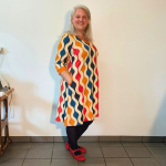 Tulla Wavy Lines Kjole – Farverig retrokjole med V-udskæring & lommer