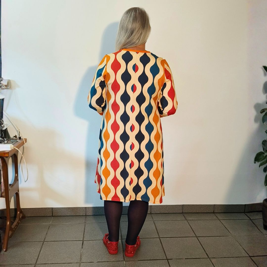 Tulla Wavy Lines Kjole – Farverig retrokjole med V-udskæring & lommer