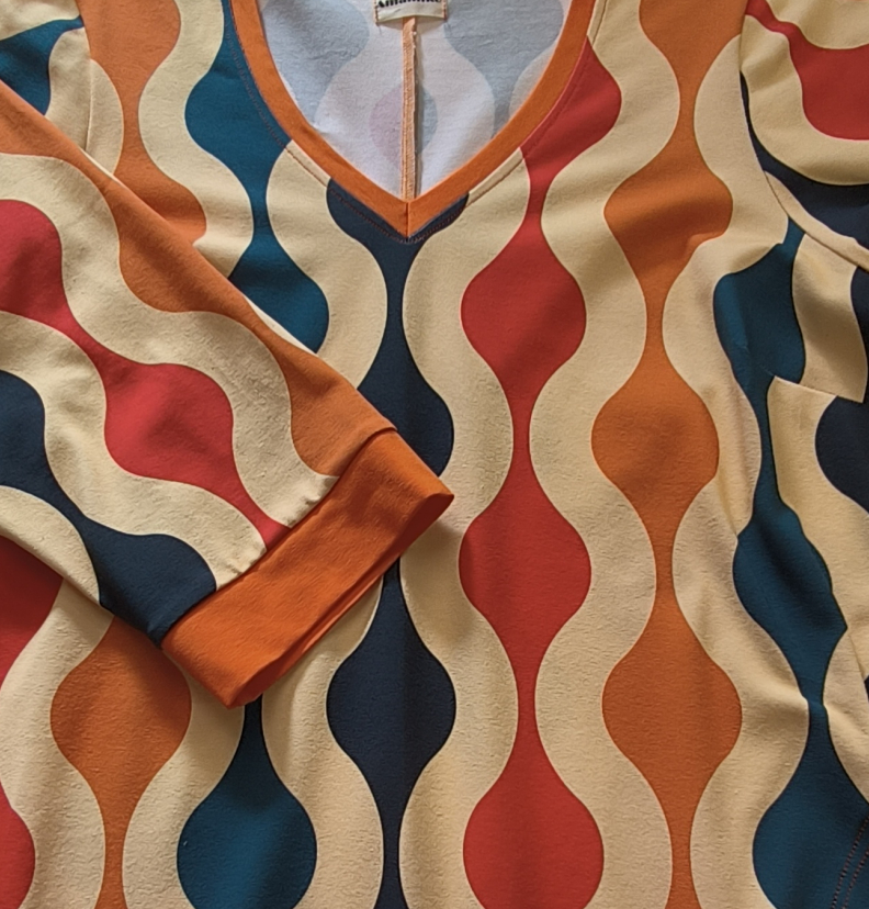Tulla Wavy Lines Kjole – Farverig retrokjole med V-udskæring & lommer