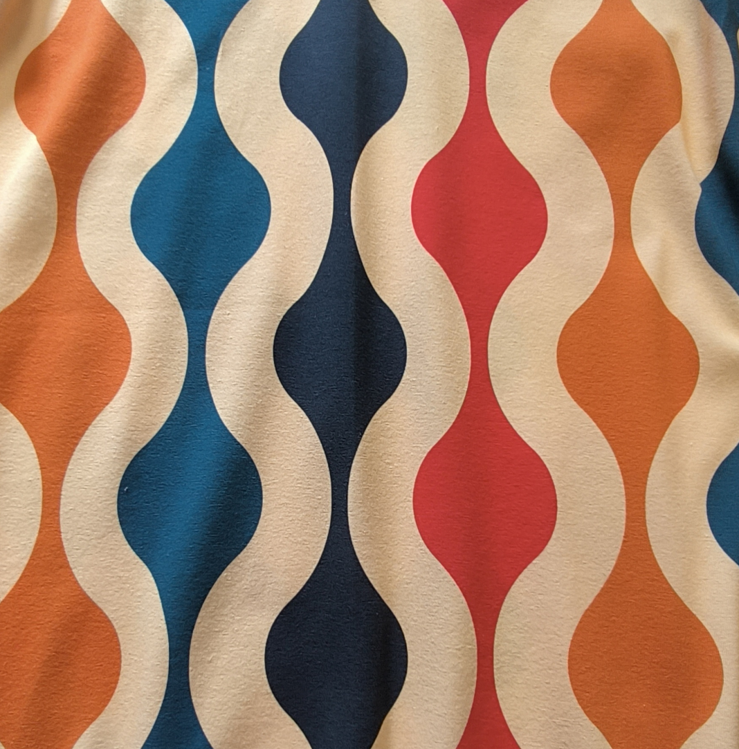 Tulla Wavy Lines Kjole – Farverig retrokjole med V-udskæring & lommer